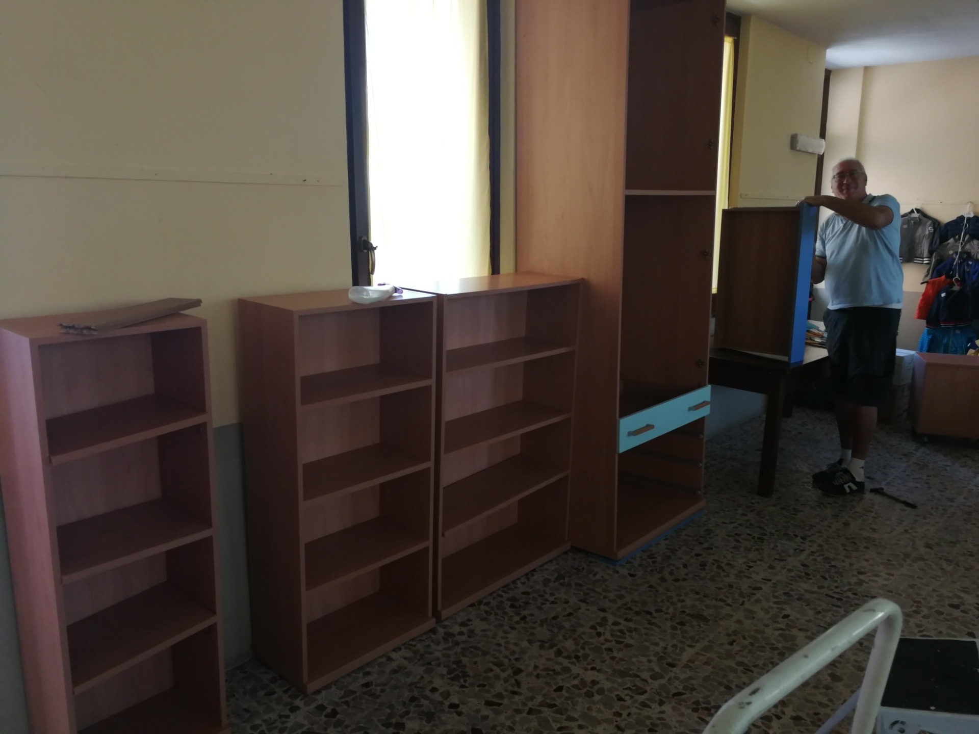 ci hanno donato camerette e mobili che abbiamo montato per l'esposizione